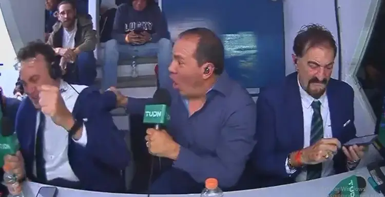 Cuauhtémoc se vuelve 'loco' y le jala el cabello a Faitelson (VIDEO)