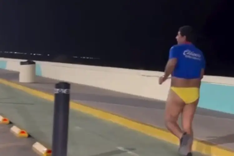 Corre por el malecón en ropa interior tras la eliminación de Cruz Azul (VIDEO)