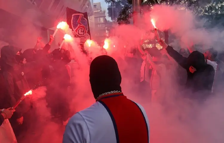 PSG vence a Lyon en un polémico duelo pausado por culpa de los fans (VIDEO)