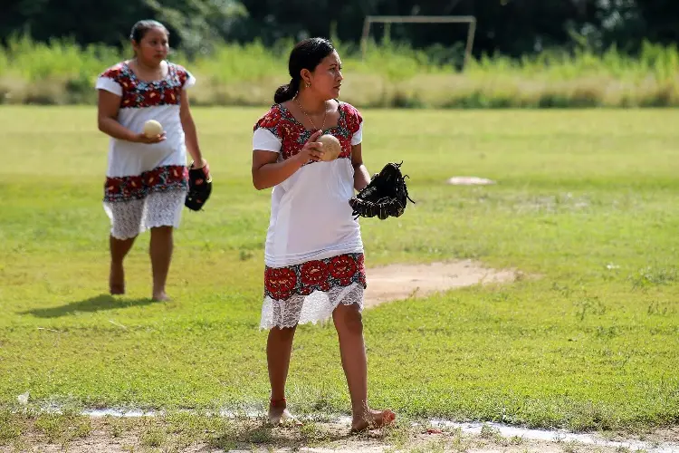 Las Diablillas, el equipo mexicano de sóftbol que en vestido y sin zapatos acabó con el machismo