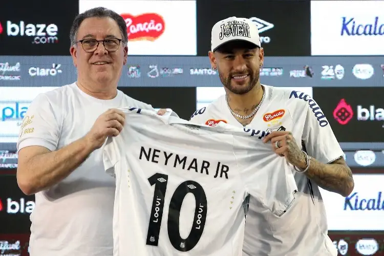 Entre lágrimas, Neymar regresa al Santos de Brasil (VIDEO)