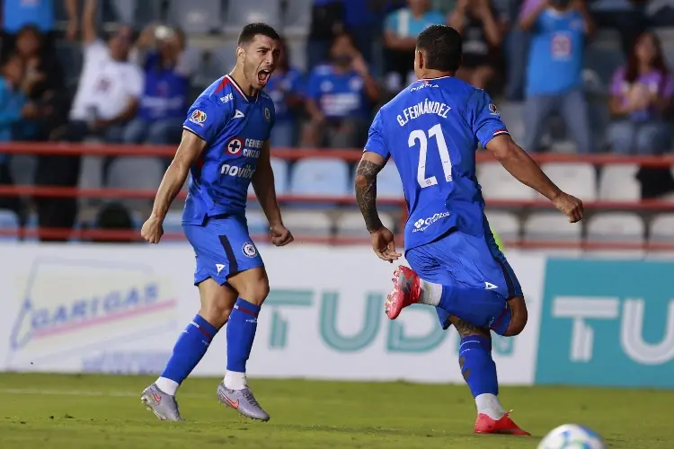 Cruz Azul le pega a Pachuca en un polémico juego