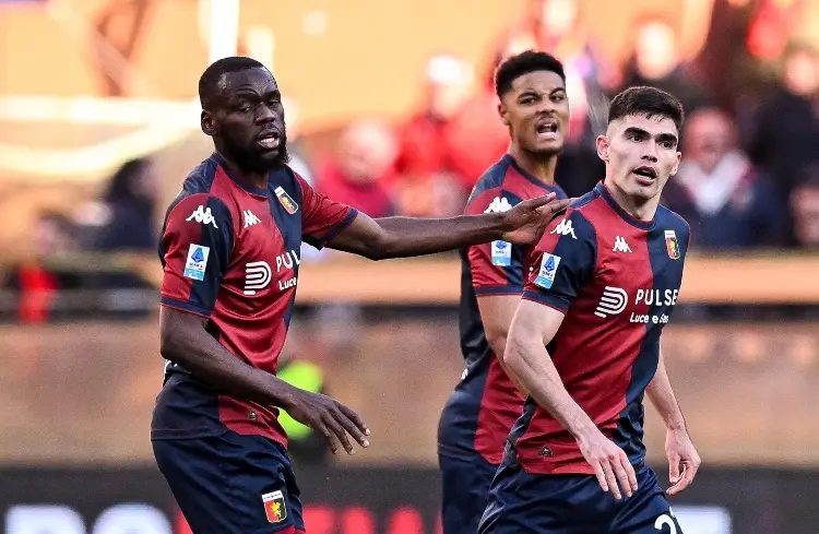 Johan Vásquez y Genoa rescatan el empate en el último minuto ante Como 