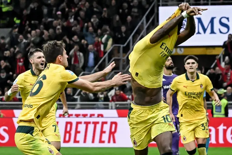 Santi Giménez y AC Milan asaltan el liderato de la Serie A