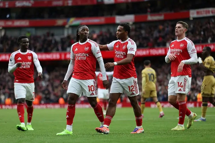 Arsenal se aferra al liderato de la Premier League