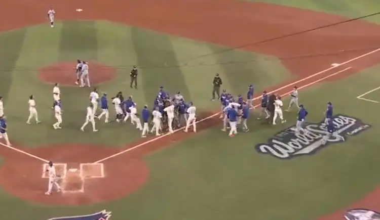 ¡Se vaciaron las bancas! Bronca en la Serie Mundial entre Dodgers y Blue Jays (VIDEO)