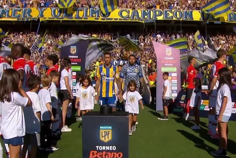 Reciben al campeón en Argentina con un pasillo de espaldas como protesta (VIDEO)