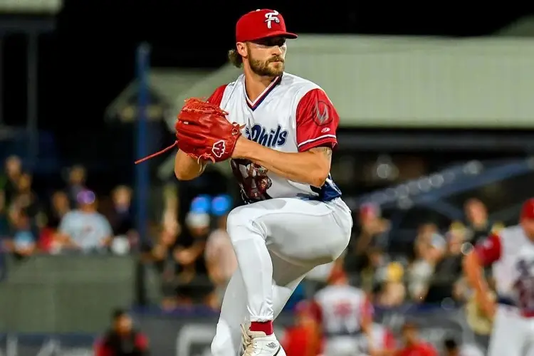 El Águila de refuerza con el estadounidense Andrew Schultz