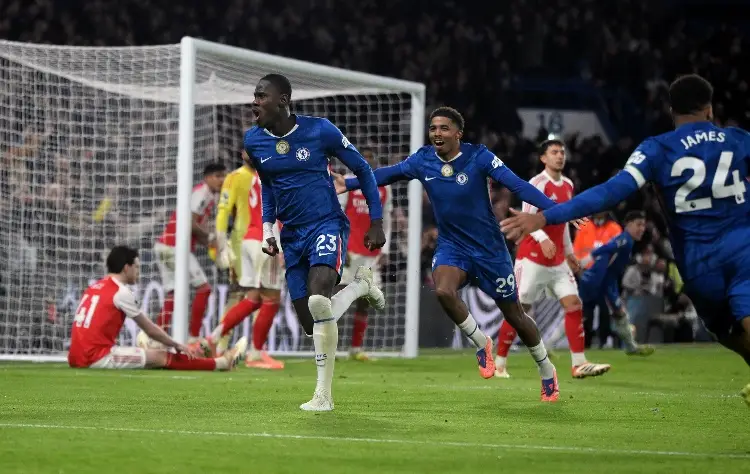 Chelsea resiste con un jugador menos y le saca empate al Arsenal