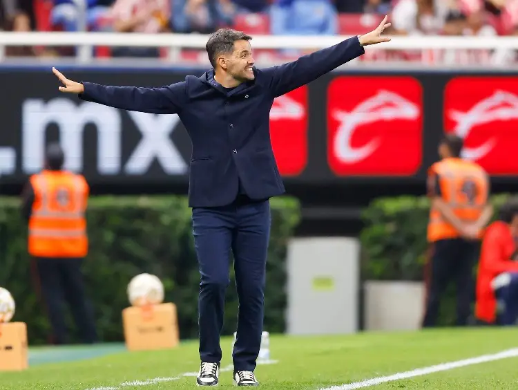 Larcamón celebra pase a semifinales, pero le preocupa desempeño de Cruz Azul