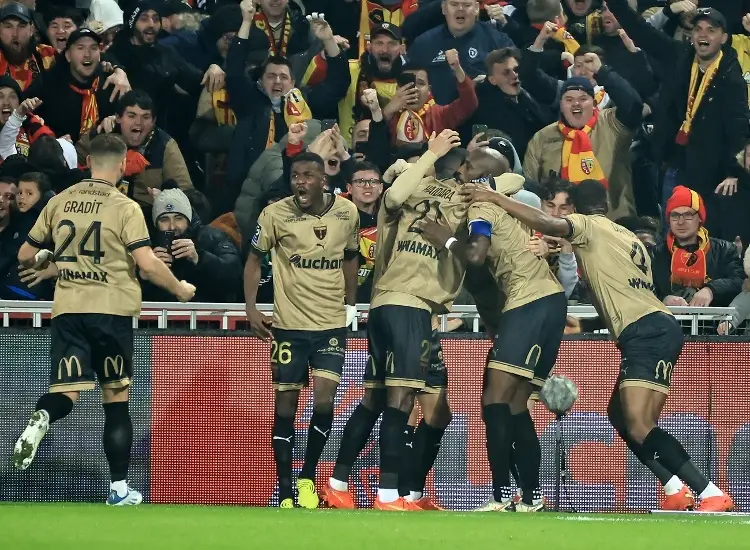 Un ex de la Liga MX, pone a un modesto club en lo más alto de la Liga Francesa