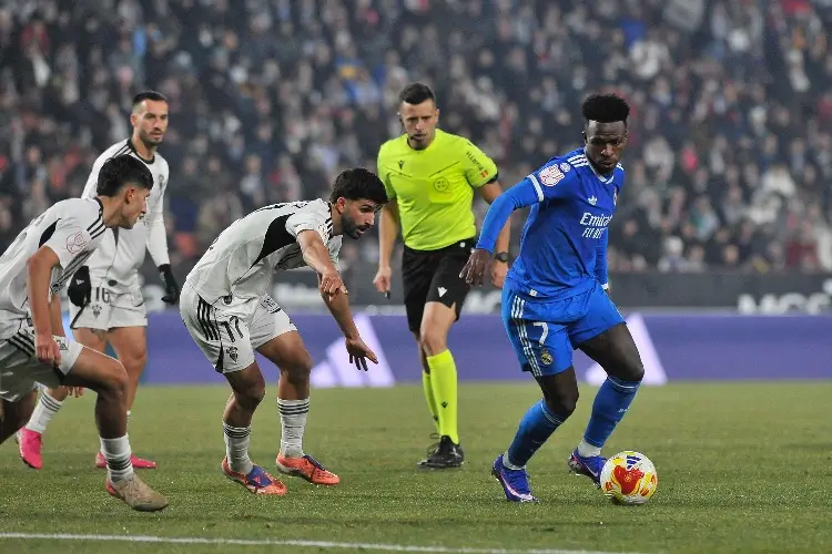 La Liga condena nuevos insultos racistas a Vinicius