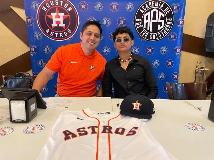Veracruzano Maximiliano Villanueva firma con los Astros de Houston 
