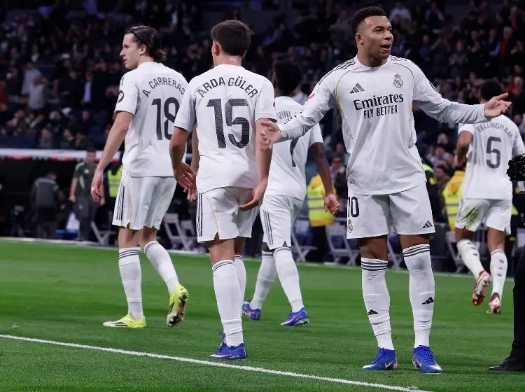 Mbappé da la cara por Vinicius: 'Si van a pitar, que sea a toda la plantilla'