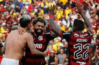 'Gabigol' se disculpa tras posar con playera del odiado rival en Brasil