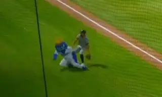 ¡Insólito! Marcan out tras choque entre mascota y jugador de la Liga Mexicana (VIDEO)