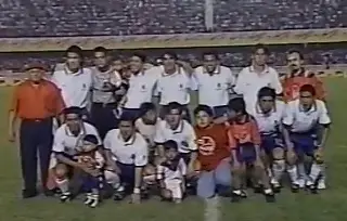 El día que Chivas jugó con un uniforme no oficial ante los Tiburones Rojos de Higuita (VIDEO)