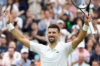 Djokovic se luce al debutar con triunfo en Wimbledon
