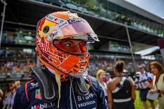 Verstappen a cruzar como líder en la cuna de la F1