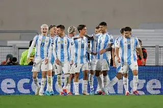 Argentina aplasta a Chile para seguir líderes de las eliminatorias mundialistas