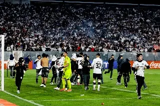 ¡Tremendo castigo! Conmebol anuncia dura sanción a Colo Colo tras invasión de sus fans