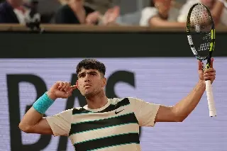 Carlos Alcaraz sufre pero avanza en el Abierto de Francia 