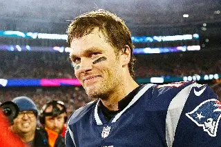 Tom Brady y Eli Manning arman show al estilo WWE en pleno evento con fans (VIDEO)