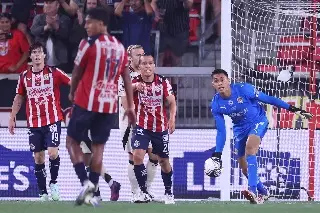Chivas sufre empate de último minuto, pero rescata punto extra en penales