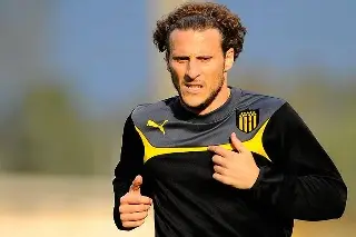 Diego Forlán es internado de emergencia en un hospital