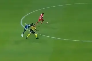 ¡Como en la WWE! Así fue como Saint-Maximin derribó al árbitro Luis Enrique Santander (VIDEO)