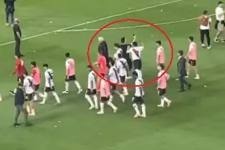 Jugador de River Plate golpea a hincha en pleno Clásico vs Boca Juniors