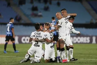 Golazo de Memphis Depay y Corinthians se impone a Sao Paulo