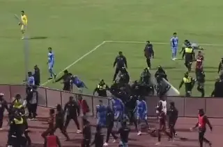 Policía arroja gas lacrimógeno a jugadores tras batalla campal en Sudamérica (VIDEO)