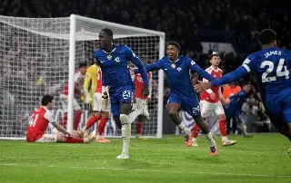 Chelsea resiste con un jugador menos y le saca empate al Arsenal