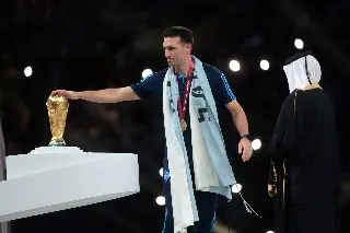 Scaloni entrega el trofeo del Mundial y asegura que Argentina buscará bicampeonato