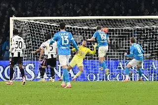 Napoli vence a la Juventus y se apodera del liderato en Italia