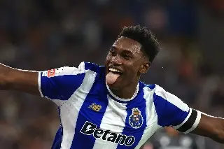 Porto gana y se aferra al liderato en Portugal 