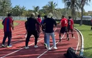 Fuerte pelea en cancha de Veracruz entre árbitros y aficionados (VIDEO)
