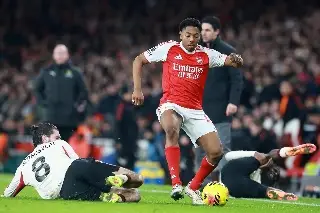 Arsenal suma un punto para mantenerse en el liderato de la Premier League 