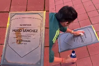Aficionado mexicano limpia placa de Hugo Sánchez que fue vandalizada en Madrid