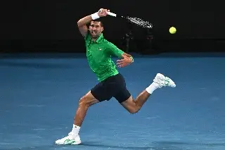 Djokovic avanza a cuartos de final del Australia Open tras retirada de su rival