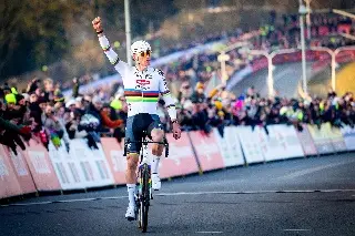 Van der Poel consigue victoria 51 y su segundo título de la Copa del Mundo
