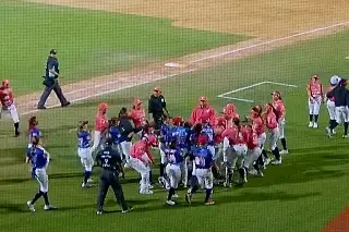 Terminan a los golpes jugadoras de El Águila y Olmecas en el Beto Ávila (VIDEO)