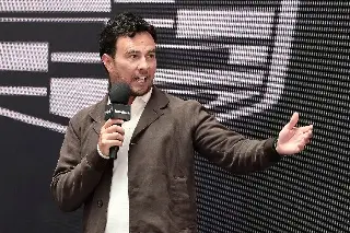 ¡Es bellísimo! 'Checo' Pérez presenta su nuevo casco para la Fórmula 1