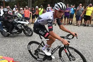 Isaac del toro brilla y lidera primera etapa del UAE Tour