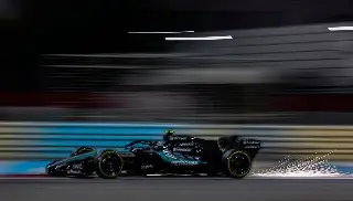F1: Mercedes domina el segundo día de los test de pretemporada en Baréin 