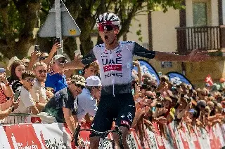 ¡Orgullo mexicano! Isaac del Toro se corona campeón del UAE Tour