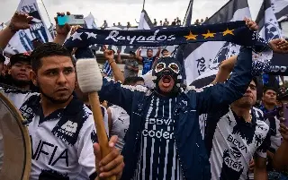 Fuera mercenario: Afición de Rayados protesta contra la directiva del equipo (VIDEO)