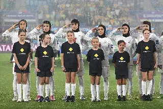 Futbolistas de Irán rompen silencio y cantan el himno en Copa de Asia