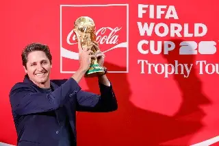 El campeón del mundo, Edmílson disfruta levantar el trofeo del Mundial en Veracruz (VIDEO)